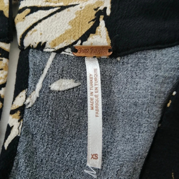 Free People Smocked Crop Blouse Plunging  V-Neck Black with Tan, Cream Floral XS - Picture 14 of 15